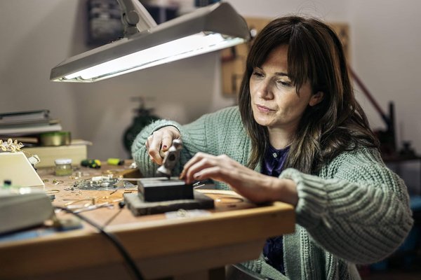 Quels sont les outils essentiels pour un petit atelier de bricolage à domicile ?
