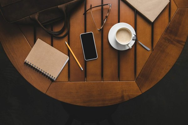 Comment choisir la meilleure table basse en bois pour votre salon ?